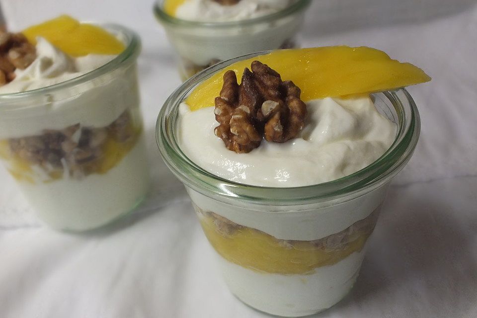 Mango - Quark - Dessert mit Walnüssen