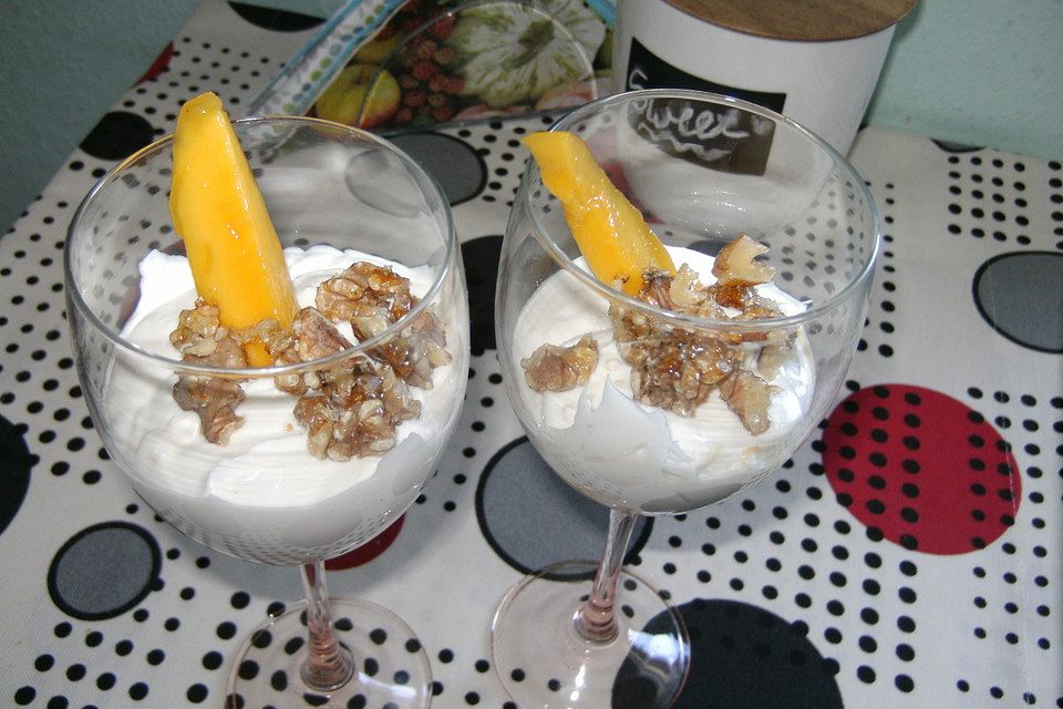 Mango - Quark - Dessert mit Walnüssen