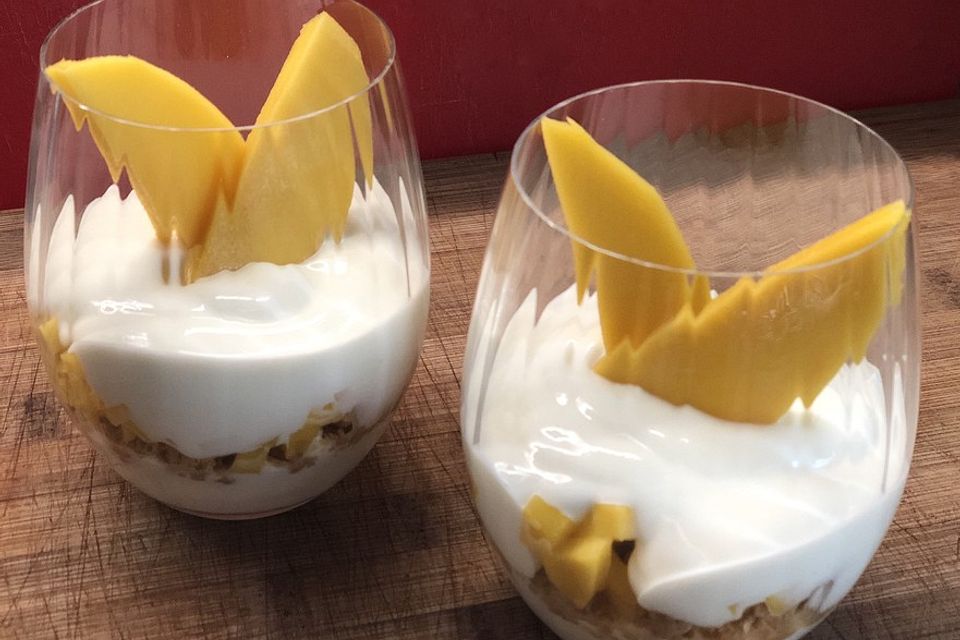 Mango - Quark - Dessert mit Walnüssen