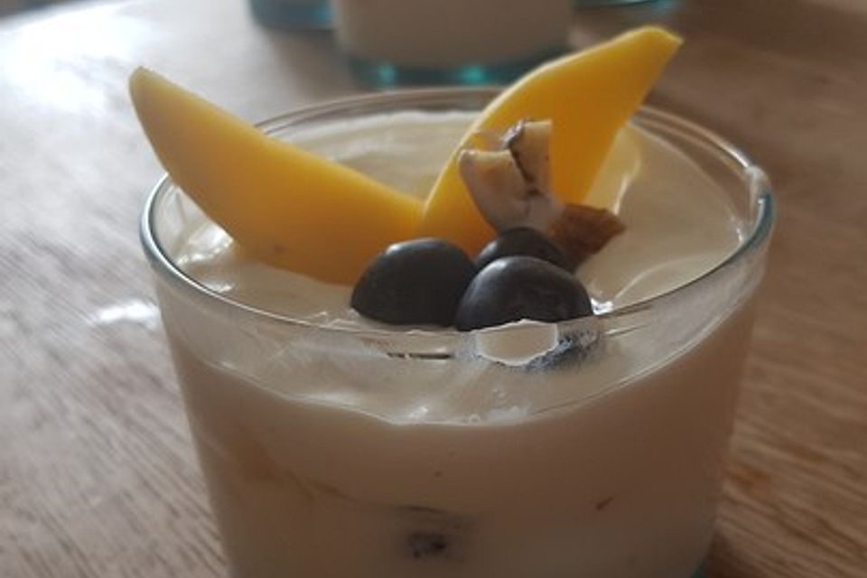 Mango - Quark - Dessert mit Walnüssen