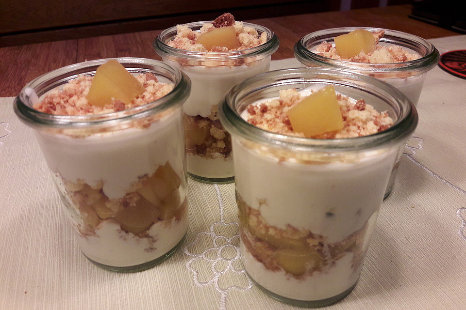 Mango - Quark - Dessert mit Walnüssen