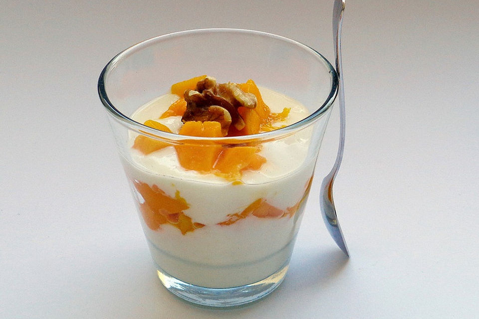 Mango - Quark - Dessert mit Walnüssen