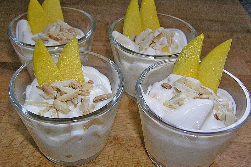 Mango - Quark - Dessert mit Walnüssen