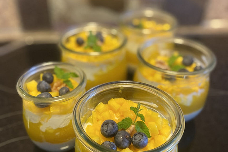 Mango - Quark - Dessert mit Walnüssen