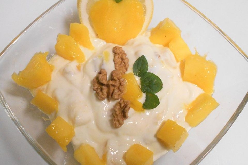 Mango - Quark - Dessert mit Walnüssen