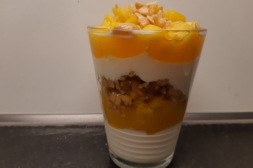 Mango - Quark - Dessert mit Walnüssen