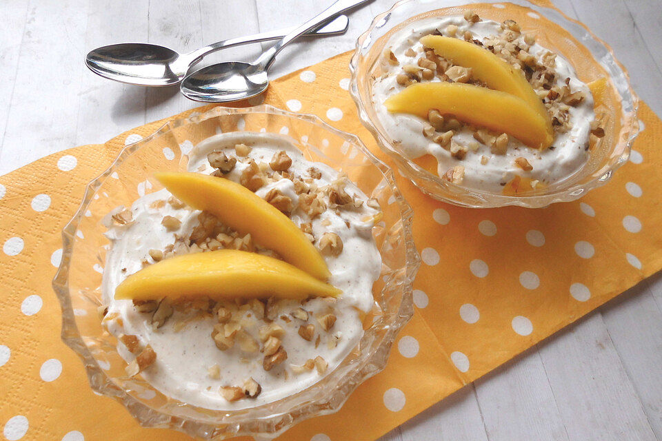 Mango - Quark - Dessert mit Walnüssen