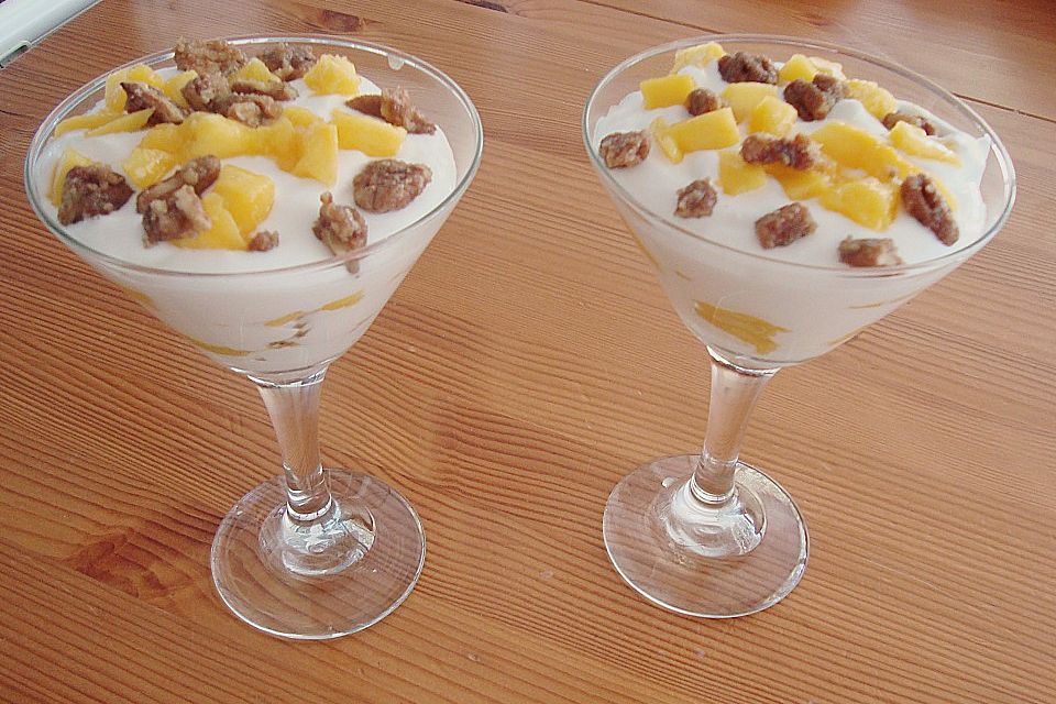 Mango - Quark - Dessert mit Walnüssen