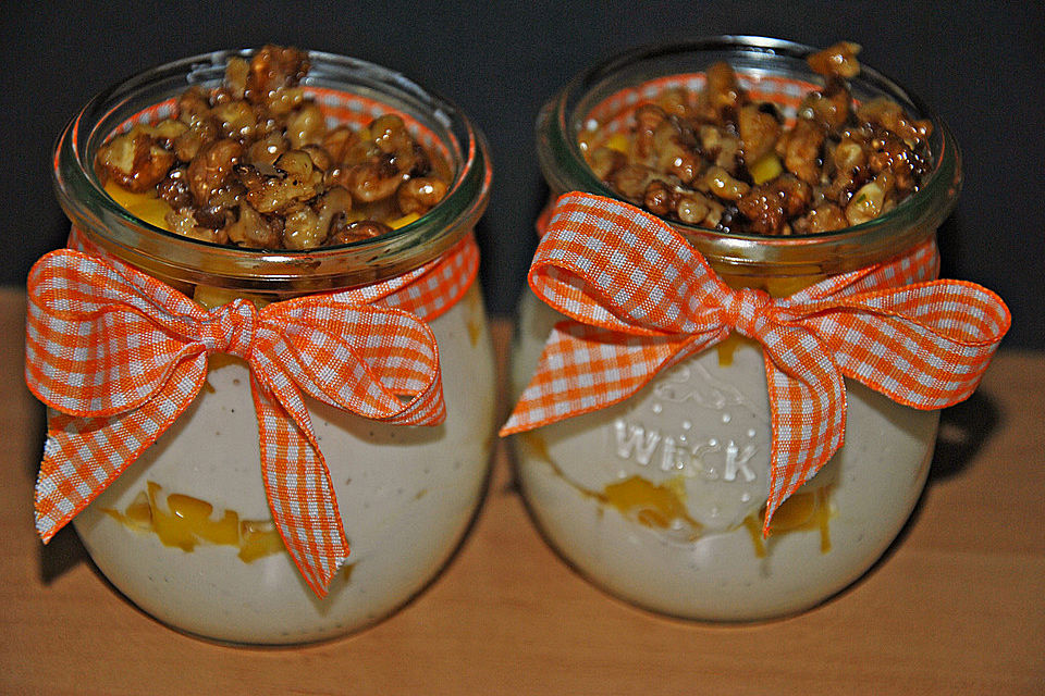 Mango - Quark - Dessert mit Walnüssen