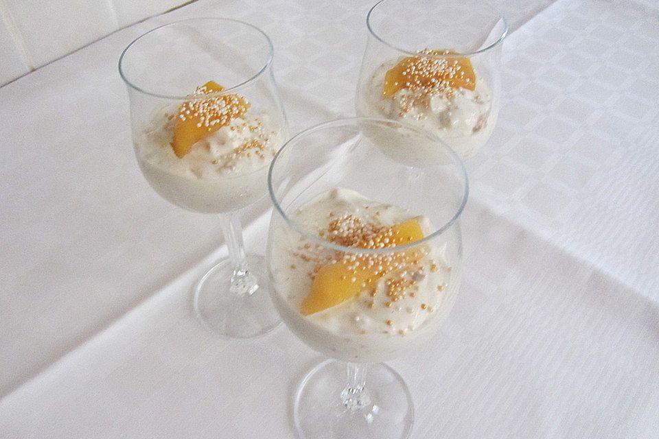 Mango - Quark - Dessert mit Walnüssen