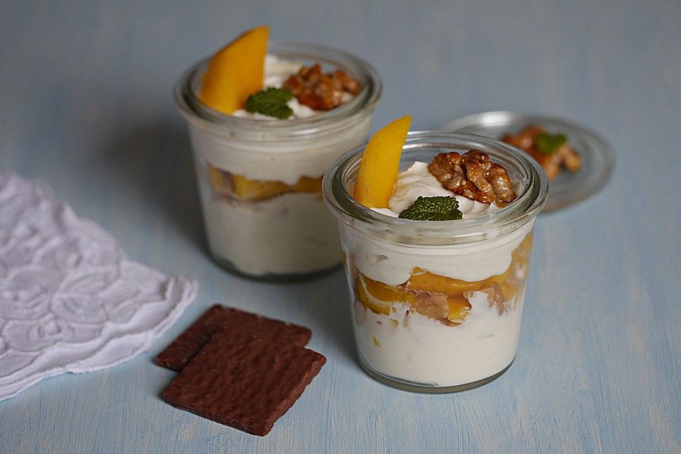 Mango - Quark - Dessert mit Walnüssen