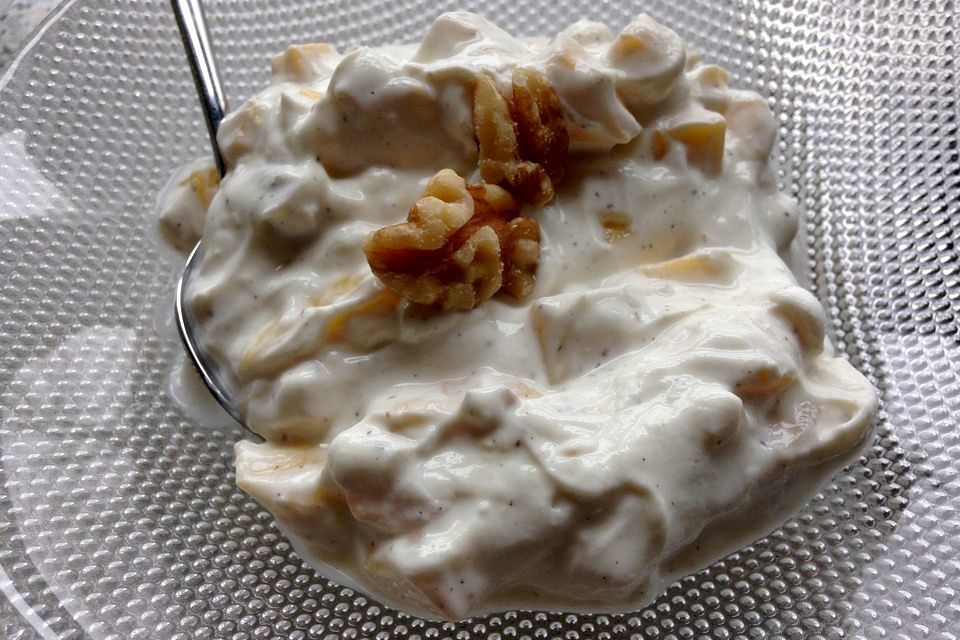 Mango - Quark - Dessert mit Walnüssen