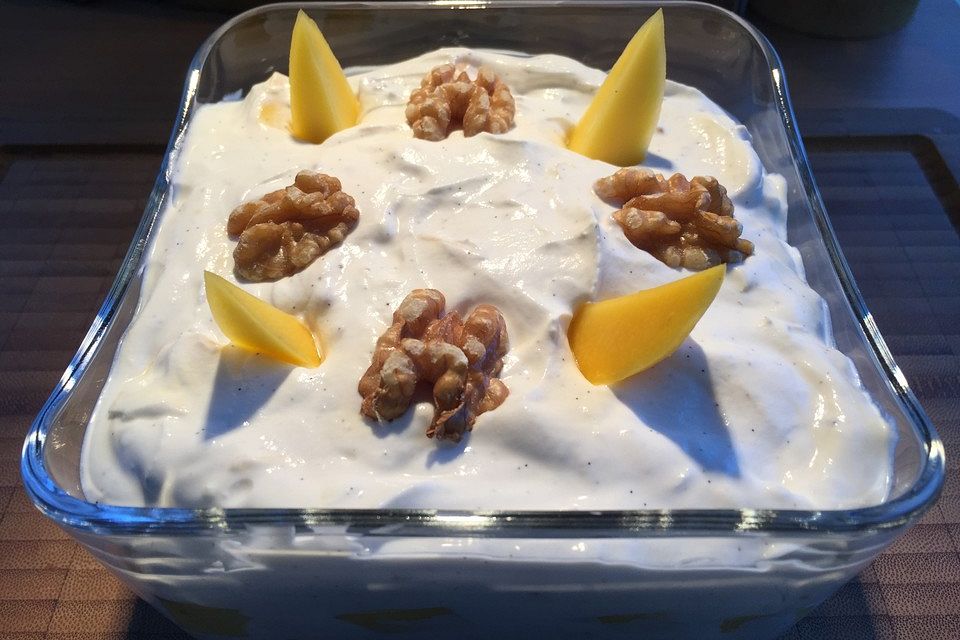 Mango - Quark - Dessert mit Walnüssen