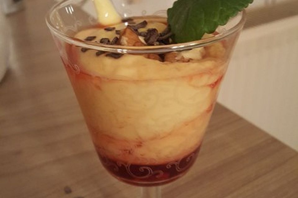 Mango - Quark - Dessert mit Walnüssen