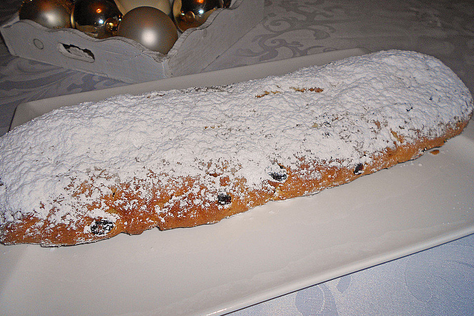 Quarkstollen mit Marzipanfüllung