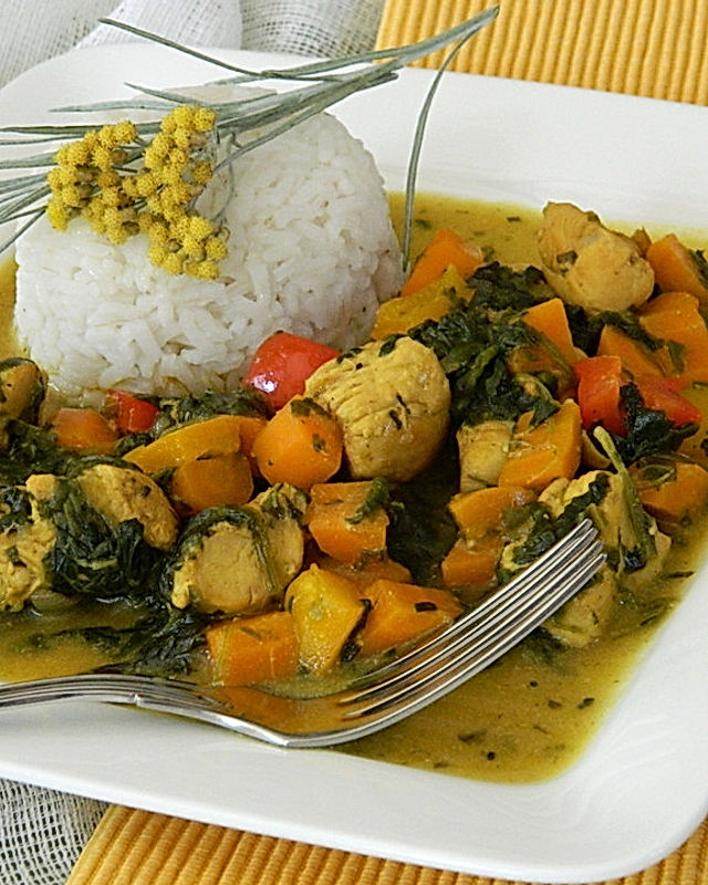 Schnelles Hühnchen-Curry mit Möhren, Paprika und Spinat