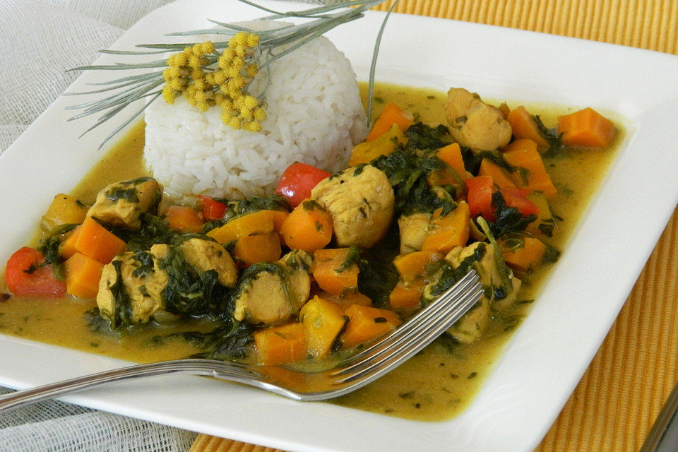 Schnelles Hühnchen-Curry mit Möhren, Paprika und Spinat