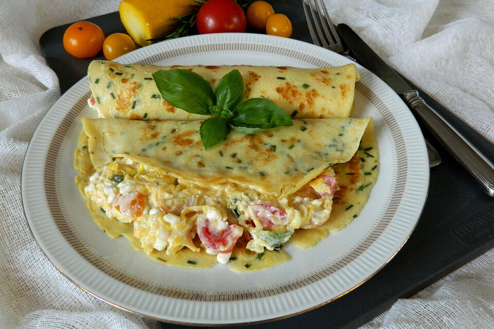 Sommerpfannkuchen mit Zucchini-Knoblauch-Frischkäse-Füllung