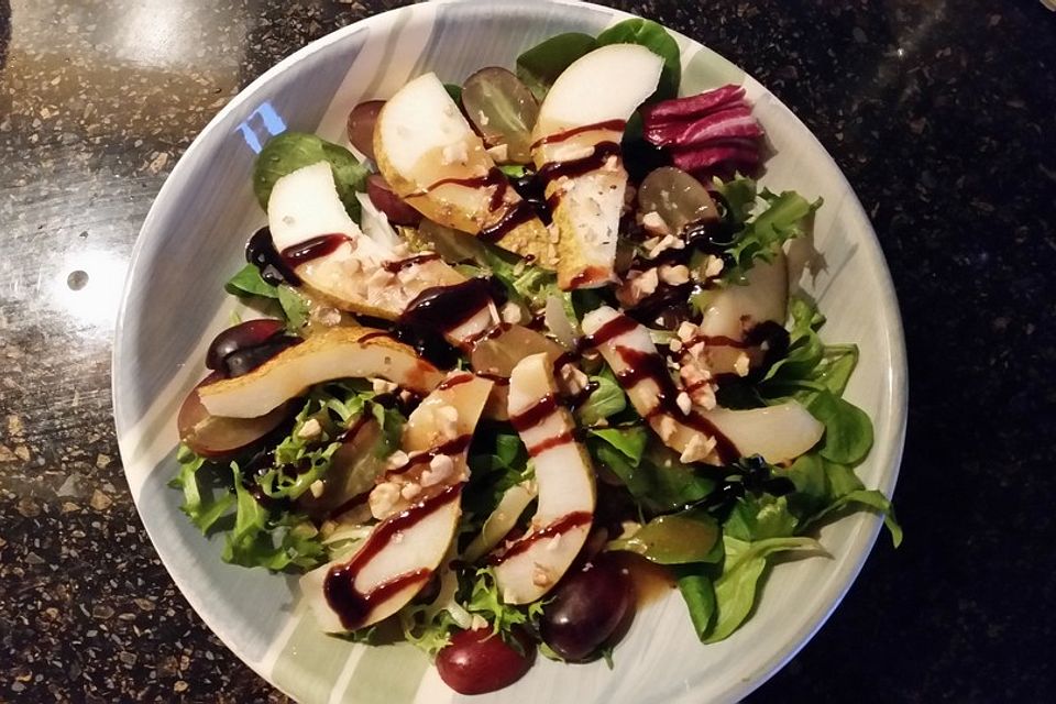 Herbstsalat mit Nüssen, Käse und Birnen