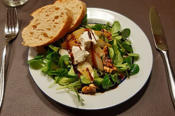 Herbstsalat mit Nüssen, Käse und Birnen von Sivi | Chefkoch