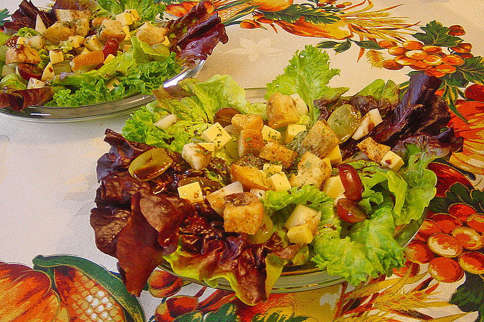 Herbstsalat mit Nüssen, Käse und Birnen