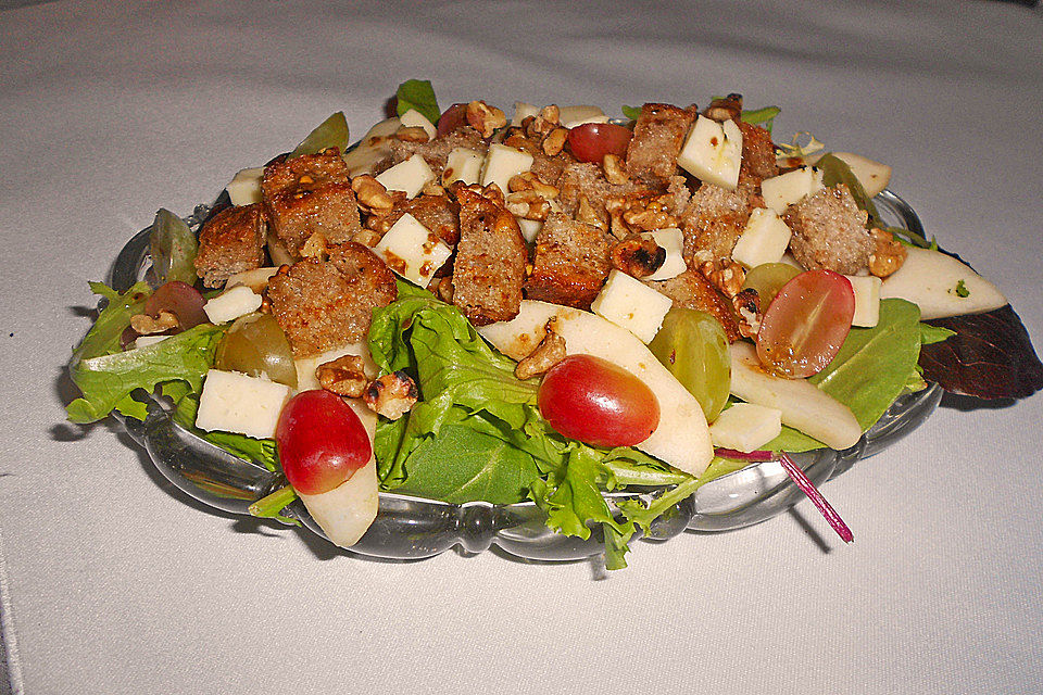 Herbstsalat mit Nüssen, Käse und Birnen