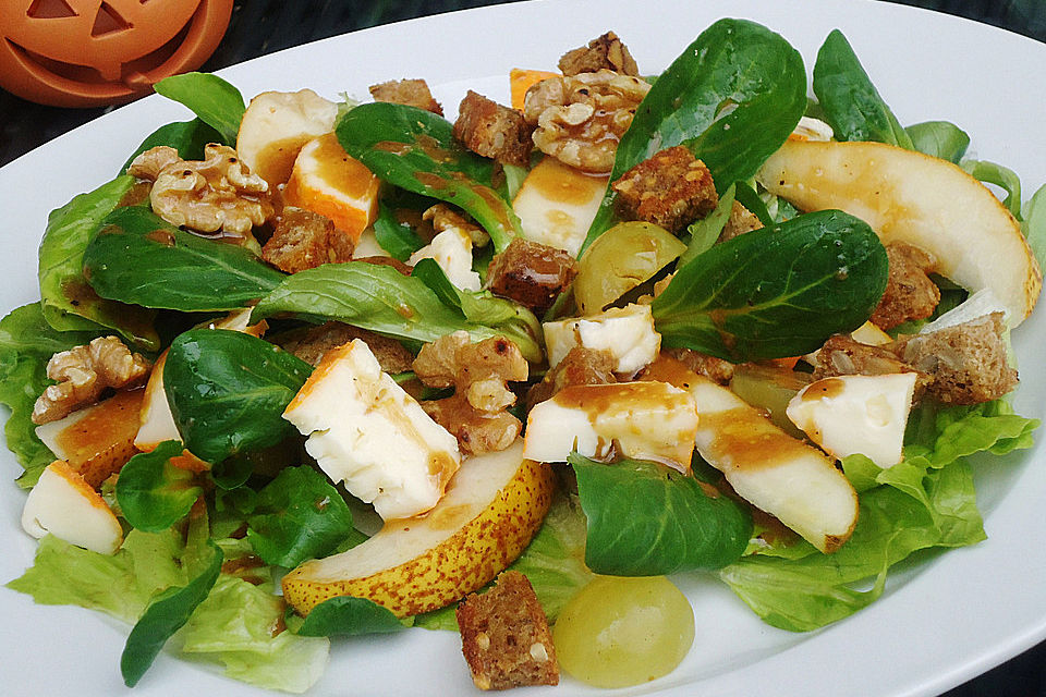 Herbstsalat mit Nüssen, Käse und Birnen