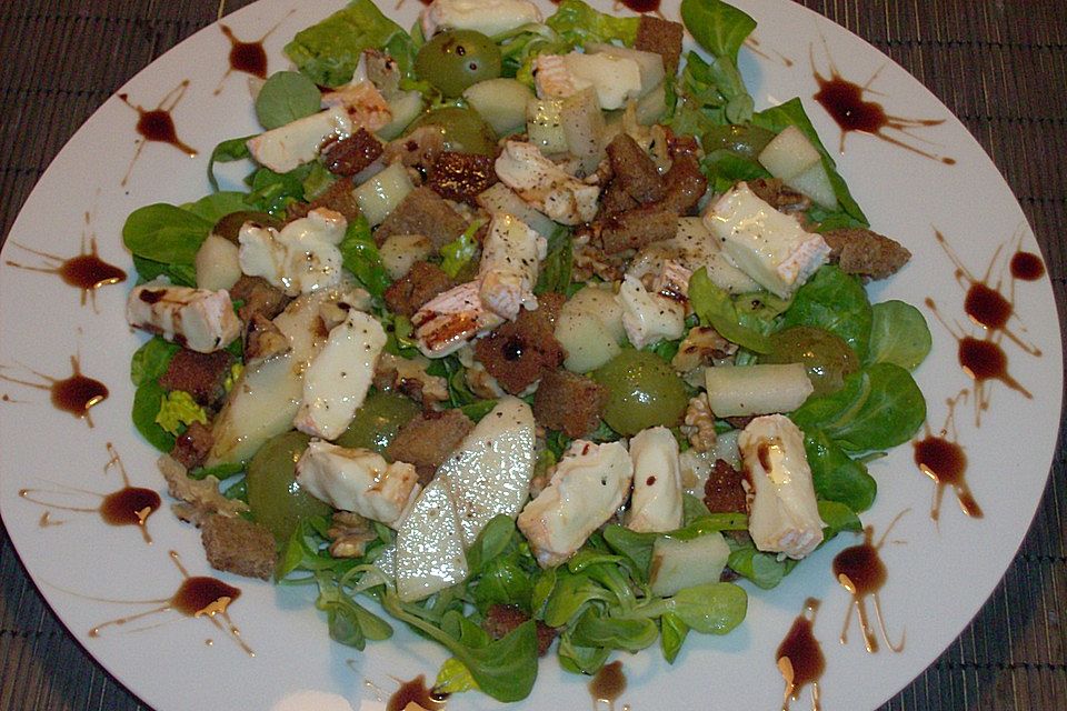 Herbstsalat mit Nüssen, Käse und Birnen