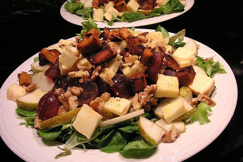 Herbstsalat mit Nüssen, Käse und Birnen