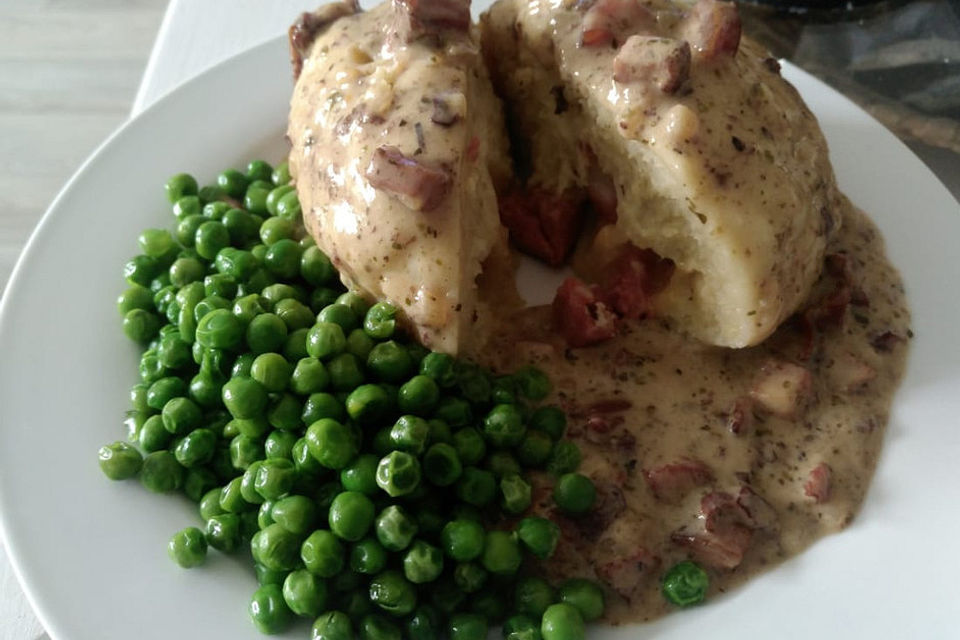 Gefüllte Knödel mit Sauerkraut und Specksoße, als Vorspeise Milchsuppe