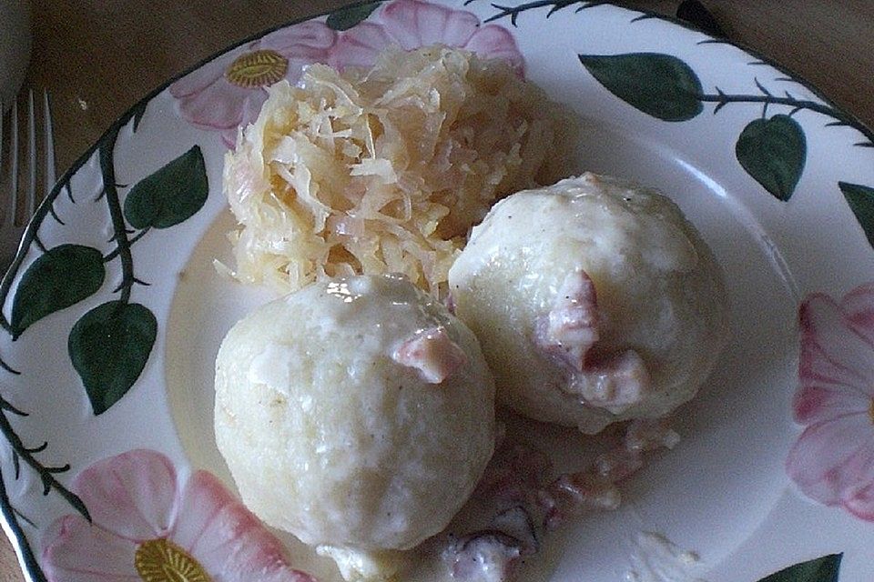 Gefüllte Knödel mit Sauerkraut und Specksoße, als Vorspeise Milchsuppe