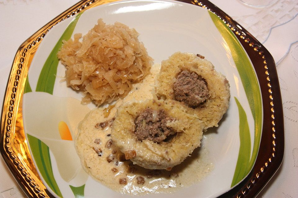 Gefüllte Knödel mit Sauerkraut und Specksoße, als Vorspeise Milchsuppe