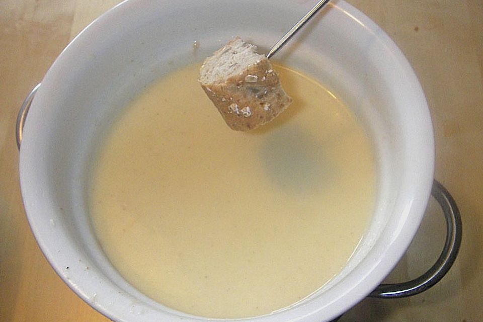 Steirisches Käsefondue mit Zirbenschnaps