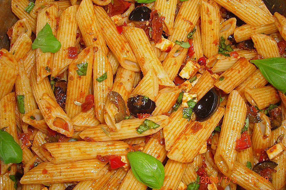 Nudelsalat, spanisch mit dreierlei Paprika