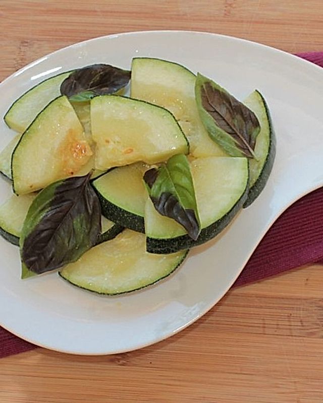 Zucchinigemüse mit Basilikum