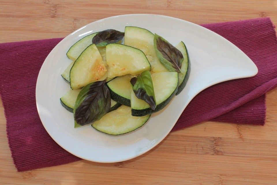 Zucchinigemüse mit Basilikum