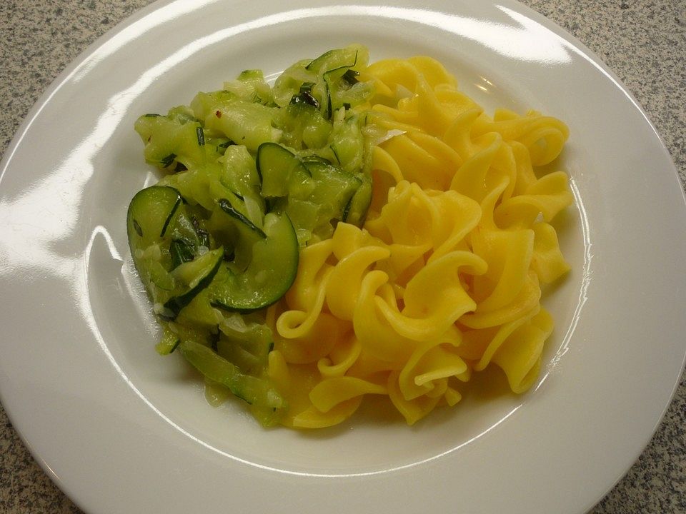 Zucchinigemüse mit Basilikum von piccolomaxi | Chefkoch