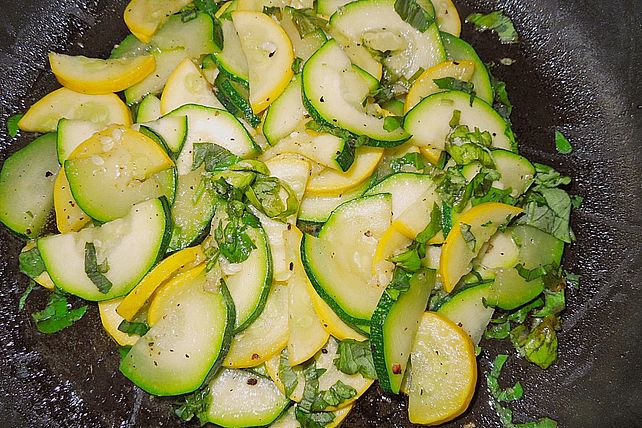 Zucchinigemüse mit Basilikum von piccolomaxi| Chefkoch