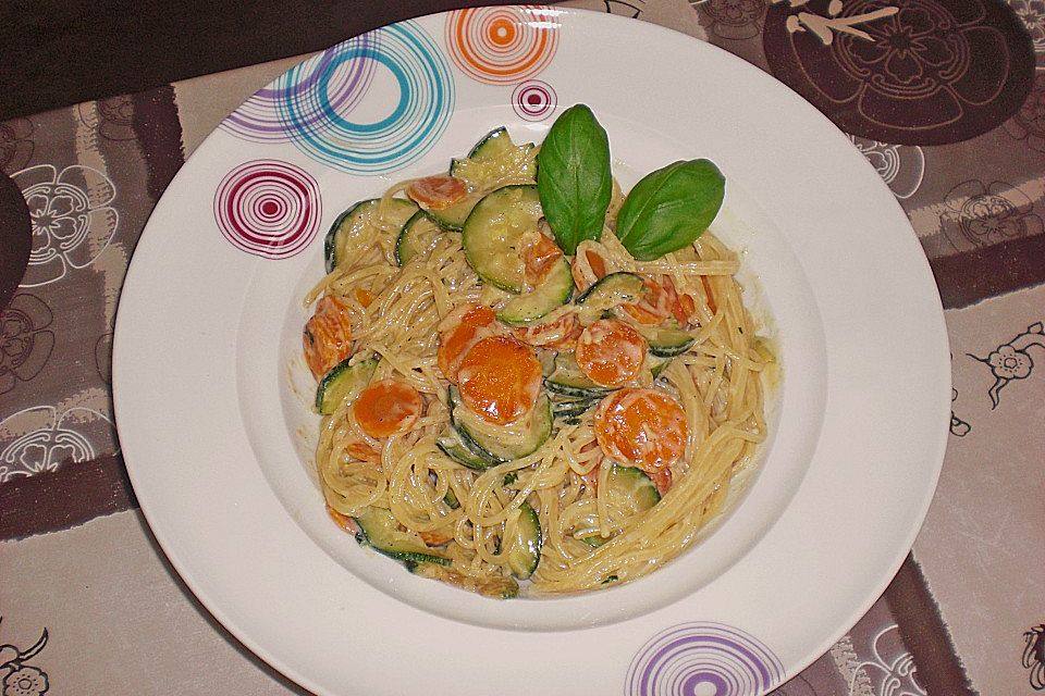 Linguine mit Zucchini und Möhren in Basilikumsahne