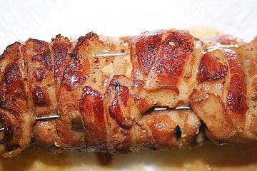 Schweineroulade mit Pilz - Käsefüllung und Baconhülle