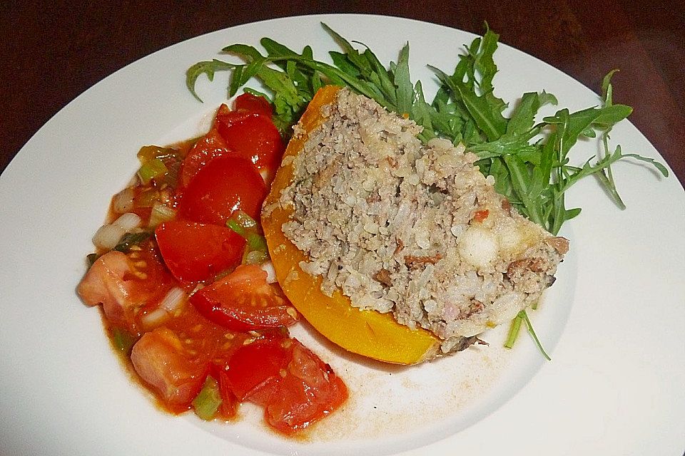 Gefüllter Kürbis mit Lamm und Pfifferlingen an geschmolzenen Tomaten