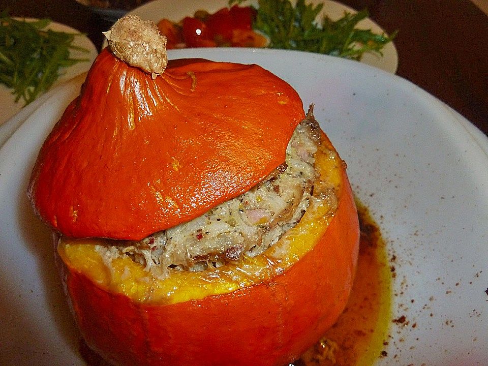 Gefüllter Kürbis mit Lamm und Pfifferlingen an geschmolzenen Tomaten ...