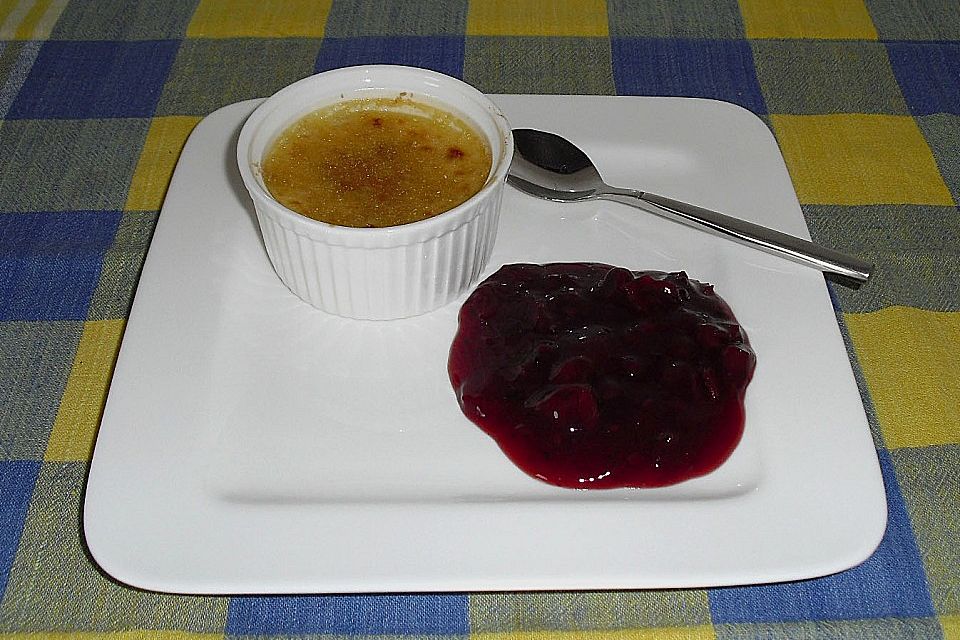 Kokos - Crème brûlée mit heißen Kirschen