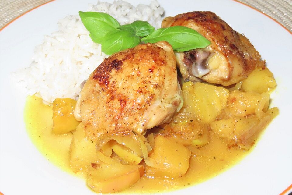 Hühnerschenkel auf Apfel, Zwiebel und Ananas mit Reis