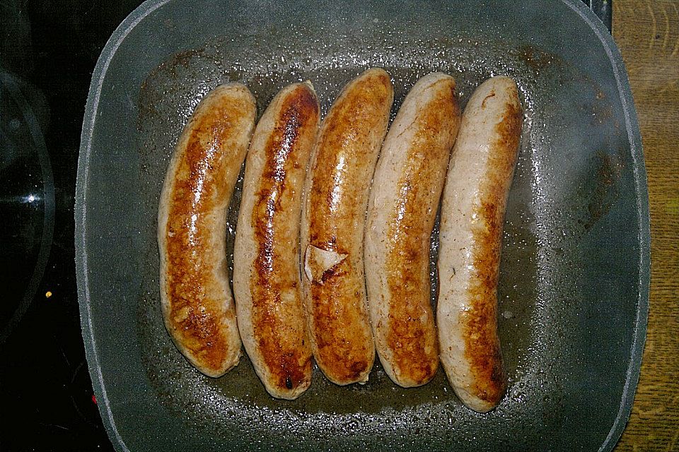 Frische Bratwurst in einer Apfel-Malzbier-Sauce mit Kartoffeln und Rotkohl