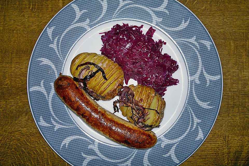 Frische Bratwurst in einer Apfel-Malzbier-Sauce mit Kartoffeln und Rotkohl