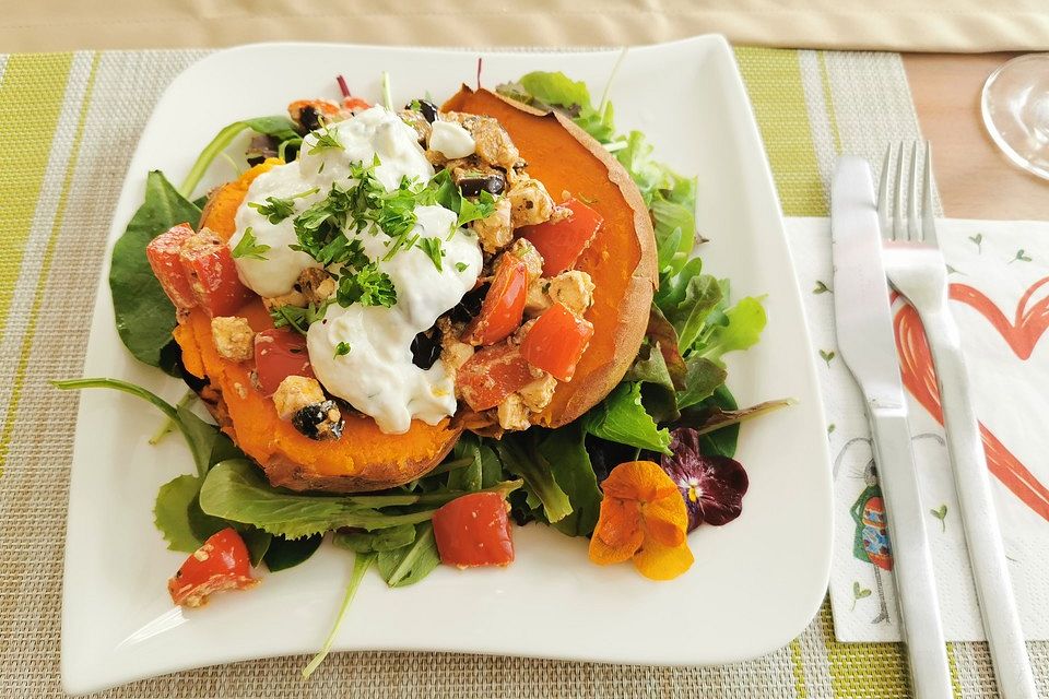 Gebackene Süßkartoffel mit würzigem Feta-Oliven-Salat