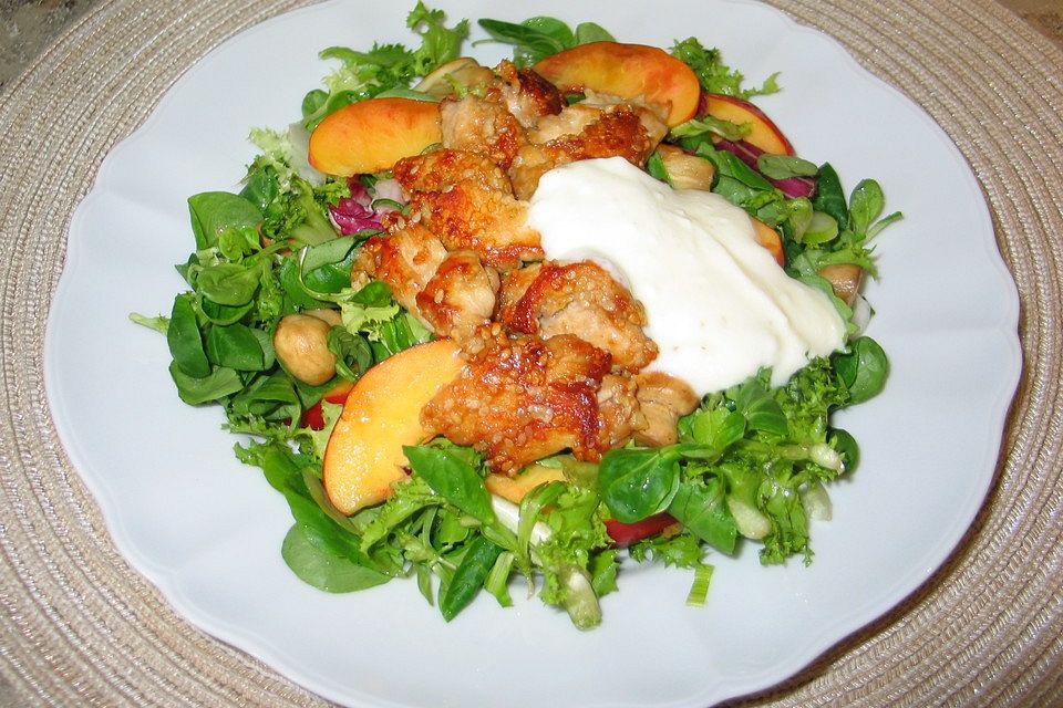 Fruchtiger Salat mit Sesamhähnchen