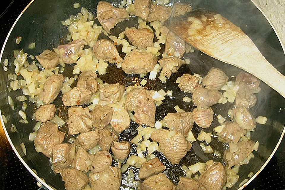 Hirschgulasch in Würz - Rahmsauce Hirschgulasch in Würz - Rahmsauce
