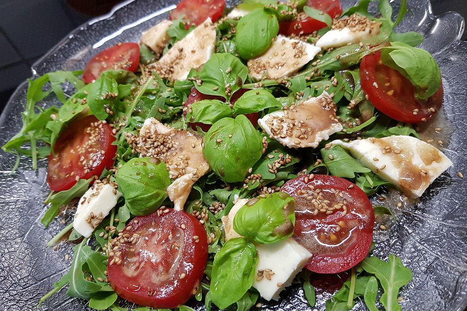 Mozzarella auf Rucolabeet mit Orangen - Balsamico - Vinaigrette und geröstetem Sesam